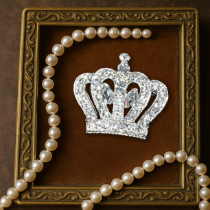 royal_mini_crown_pin_2025