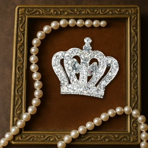 royal_mini_crown_pin_2025